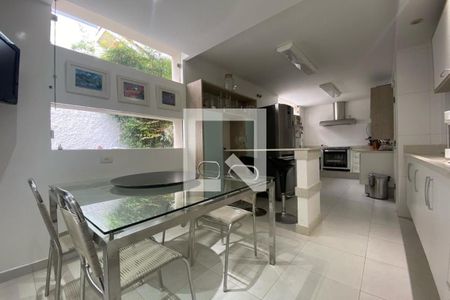 Casa à venda com 585m², 4 quartos e 6 vagas Casa à venda com 585m², 4 quartos e 6 vagasCopa