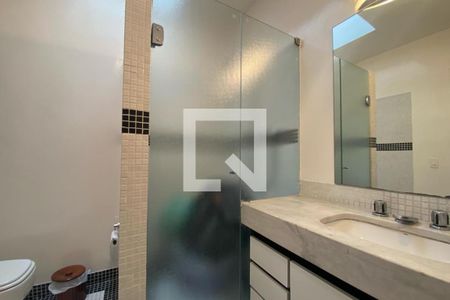 Casa à venda com 585m², 4 quartos e 6 vagas Casa à venda com 585m², 4 quartos e 6 vagasBanheiro da Suíte 1