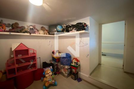 Casa à venda com 585m², 4 quartos e 6 vagas Casa à venda com 585m², 4 quartos e 6 vagasBrinquedoteca