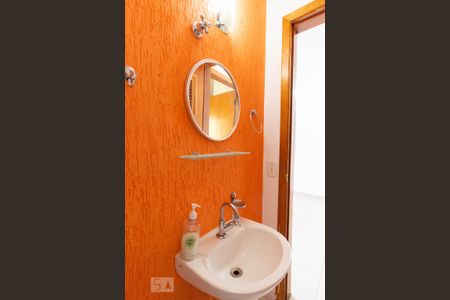 Lavabo de casa de condomínio para alugar com 2 quartos, 70m² em Jardim Monjolo, São Paulo