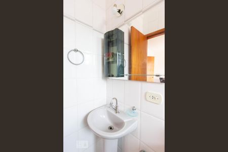 Banheiro de casa de condomínio para alugar com 2 quartos, 70m² em Jardim Monjolo, São Paulo
