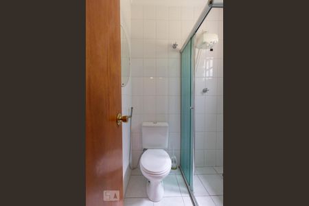Banheiro de casa de condomínio para alugar com 2 quartos, 70m² em Jardim Monjolo, São Paulo