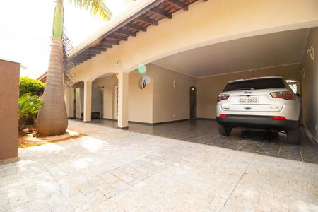 Casa à venda com 320m², 4 quartos e 3 vagasFachada