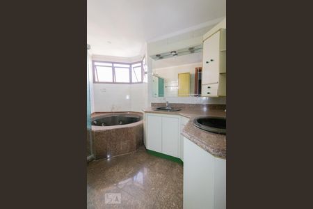 Apartamento à venda com 194m², 4 quartos e 3 vagasBanheiro da Suíte 3