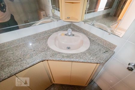 Apartamento à venda com 194m², 4 quartos e 3 vagasBanheiro da Suíte 1