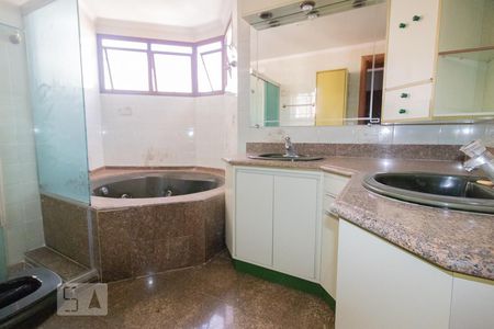 Apartamento à venda com 194m², 4 quartos e 3 vagasBanheiro da Suíte 3