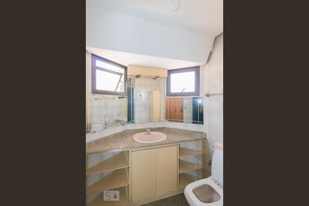 Apartamento à venda com 194m², 4 quartos e 3 vagasBanheiro da Suíte 2