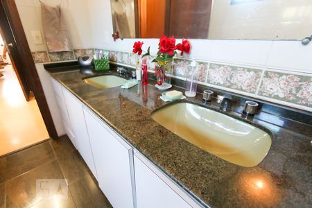 Casa à venda com 650m², 4 quartos e 4 vagasBanheiro da suíte 1