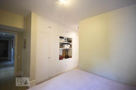 Apartamento à venda com 201m², 4 quartos e 5 vagasArmário da Suíte 2