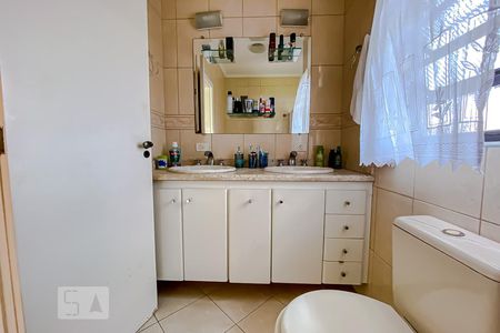 Casa à venda com 152m², 4 quartos e 4 vagasBanheiro Quarto 01 Suite  com banheira