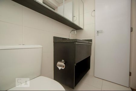 Banheiro de kitnet/studio para alugar com 1 quarto, 33m² em Centro, Curitiba