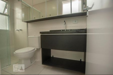 Banheiro de kitnet/studio para alugar com 1 quarto, 33m² em Centro, Curitiba