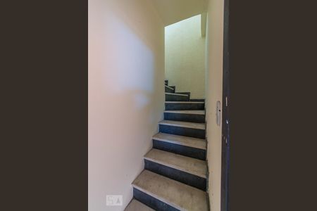 Casa para alugar com 70m², 2 quartos e sem vagaEscada de acesso ao imóvel