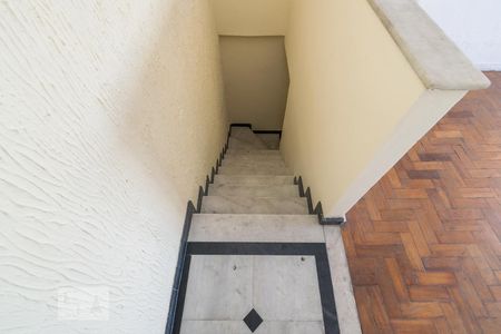 Sala - Escada de acesso de casa para alugar com 2 quartos, 70m² em Ramos, Rio de Janeiro