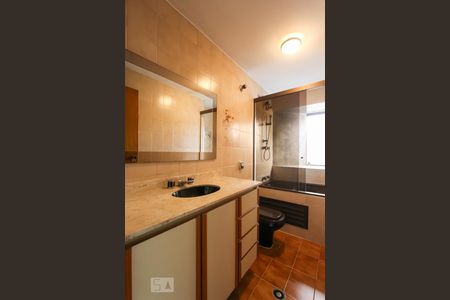 Casa à venda com 337m², 4 quartos e 4 vagasBanheiro da suíte 2