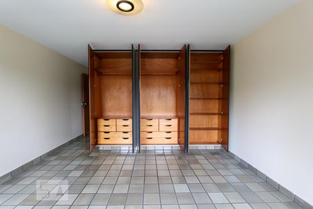 Casa à venda com 337m², 4 quartos e 4 vagasSuíte 2