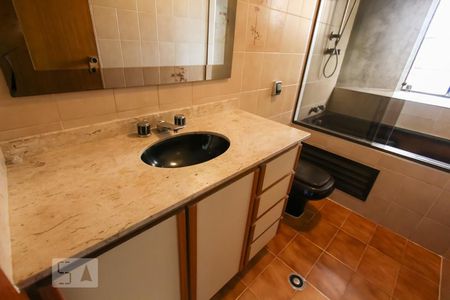 Casa à venda com 337m², 4 quartos e 4 vagasBanheiro da suíte 2