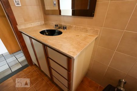 Casa à venda com 337m², 4 quartos e 4 vagasBanheiro da suíte 2