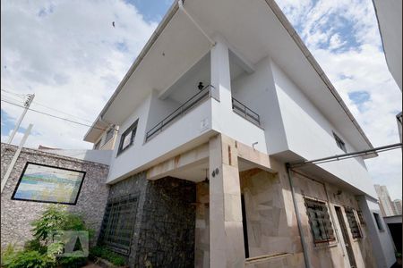 Casa à venda com 300m², 4 quartos e 6 vagasFachada