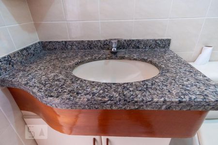 Banheiro da suíte - pia de apartamento à venda com 1 quarto, 60m² em Centro, Campinas