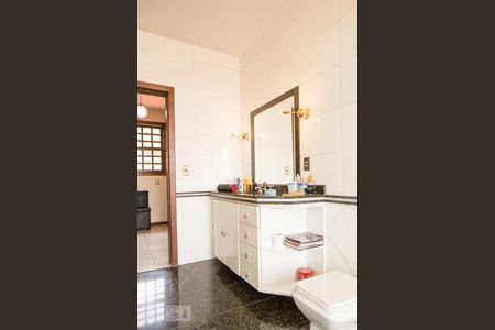 Casa à venda com 400m², 5 quartos e 5 vagas Casa à venda com 400m², 5 quartos e 5 vagasBanheiro do Quarto 1 Suíte (andar 2)