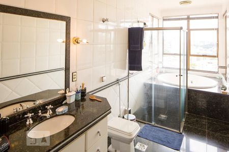 Casa à venda com 400m², 5 quartos e 5 vagas Casa à venda com 400m², 5 quartos e 5 vagasBanheiro do Quarto 1 Suíte (andar 2)