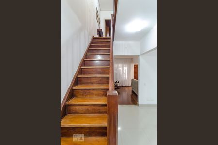 Escadas de casa à venda com 4 quartos, 200m² em Mirandópolis, São Paulo