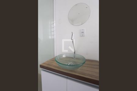 Banheiro de kitnet/studio à venda com 1 quarto, 35m² em Passo da Areia, Porto Alegre