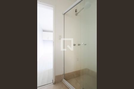 Banheiro de kitnet/studio à venda com 1 quarto, 35m² em Passo da Areia, Porto Alegre