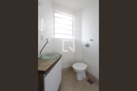 Banheiro de kitnet/studio à venda com 1 quarto, 35m² em Passo da Areia, Porto Alegre