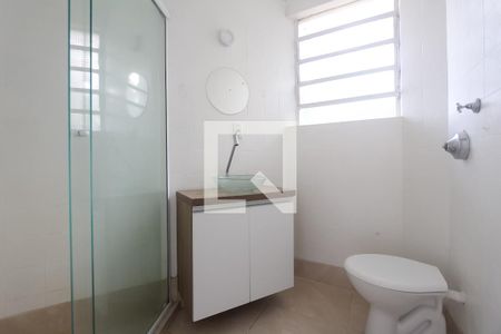 Banheiro de kitnet/studio à venda com 1 quarto, 35m² em Passo da Areia, Porto Alegre