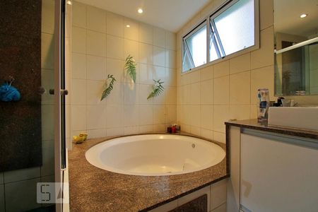 Apartamento à venda com 248m², 4 quartos e 4 vagasBanheiro da Suíte 1