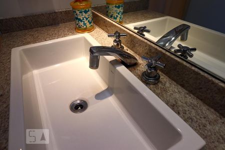 Apartamento para alugar com 206m², 4 quartos e 3 vagas Apartamento para alugar com 206m², 4 quartos e 3 vagasBanheiro da Suíte 1