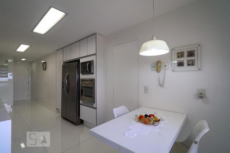 Apartamento para alugar com 206m², 4 quartos e 3 vagas Apartamento para alugar com 206m², 4 quartos e 3 vagasCozinha