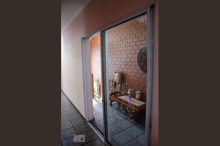 Casa à venda com 275m², 5 quartos e 3 vagasCorredor interno