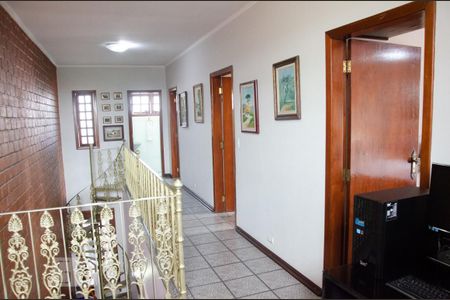 Casa à venda com 275m², 5 quartos e 3 vagasCorredor para quartos