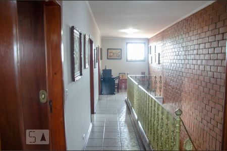 Casa à venda com 275m², 5 quartos e 3 vagasCorredor para quartos