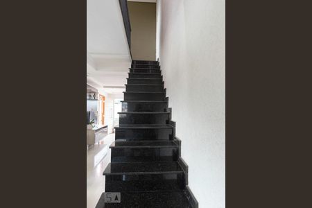 Casa à venda com 350m², 4 quartos e 8 vagasEscada