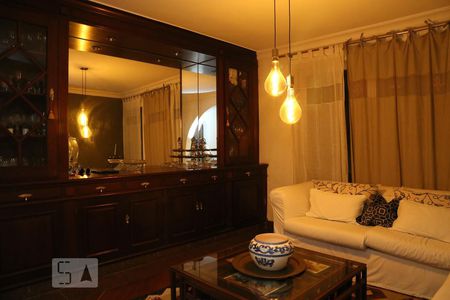 Casa para alugar com 438m², 4 quartos e 5 vagasSala