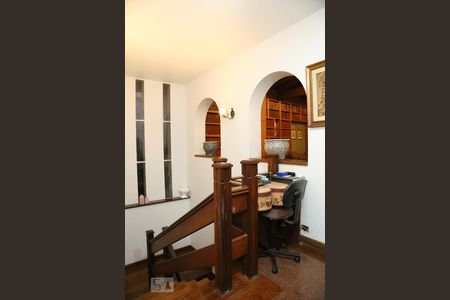 Casa para alugar com 438m², 4 quartos e 5 vagasEscada