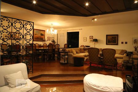 Casa para alugar com 438m², 4 quartos e 5 vagasSala