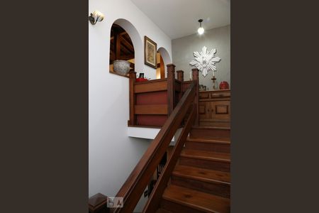 Casa para alugar com 438m², 4 quartos e 5 vagasEscada