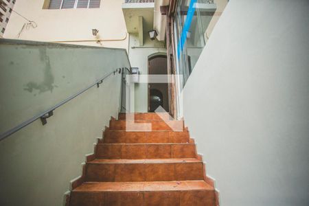 Casa à venda com 260m², 6 quartos e 1 vaga Casa à venda com 260m², 6 quartos e 1 vagaEscadas - Entrada