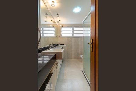 Casa de condomínio para alugar com 380m², 4 quartos e 4 vagas Casa de condomínio para alugar com 380m², 4 quartos e 4 vagasBanheiro Suíte Master