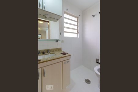 Casa de condomínio para alugar com 380m², 4 quartos e 4 vagas Casa de condomínio para alugar com 380m², 4 quartos e 4 vagasBanheiro da Suíte 2