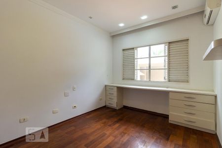 Casa de condomínio para alugar com 380m², 4 quartos e 4 vagas Casa de condomínio para alugar com 380m², 4 quartos e 4 vagasSuíte 3