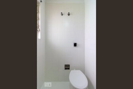 Casa de condomínio para alugar com 380m², 4 quartos e 4 vagas Casa de condomínio para alugar com 380m², 4 quartos e 4 vagasBanheiro da Suíte 2