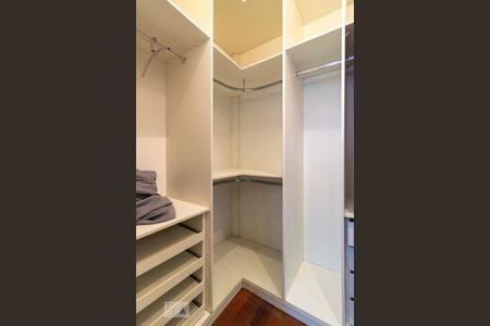 Casa de condomínio para alugar com 380m², 4 quartos e 4 vagas Casa de condomínio para alugar com 380m², 4 quartos e 4 vagasCloset Suíte Master