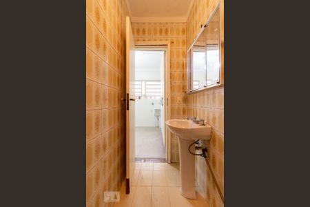 Casa de condomínio para alugar com 380m², 4 quartos e 4 vagas Casa de condomínio para alugar com 380m², 4 quartos e 4 vagasBanheiro de Serviço