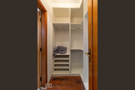 Casa de condomínio para alugar com 380m², 4 quartos e 4 vagas Casa de condomínio para alugar com 380m², 4 quartos e 4 vagasCloset Suíte Master